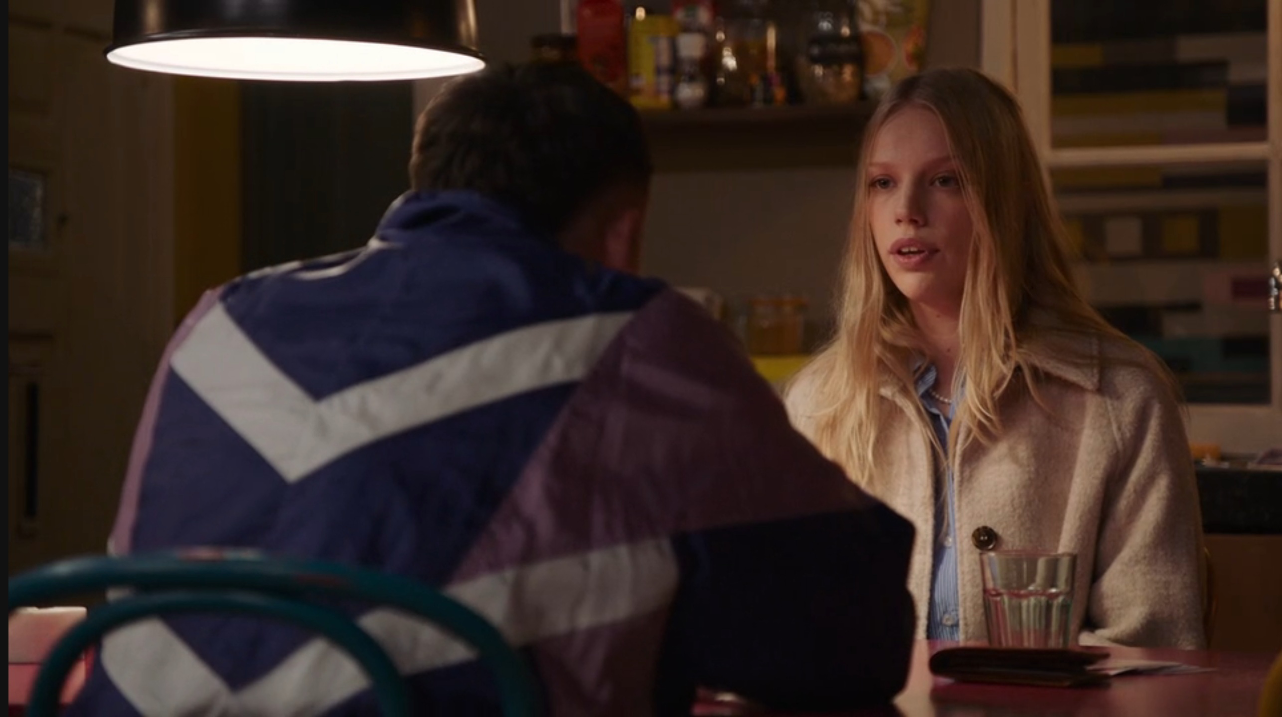 Stella schrikt van Trojs verhaal